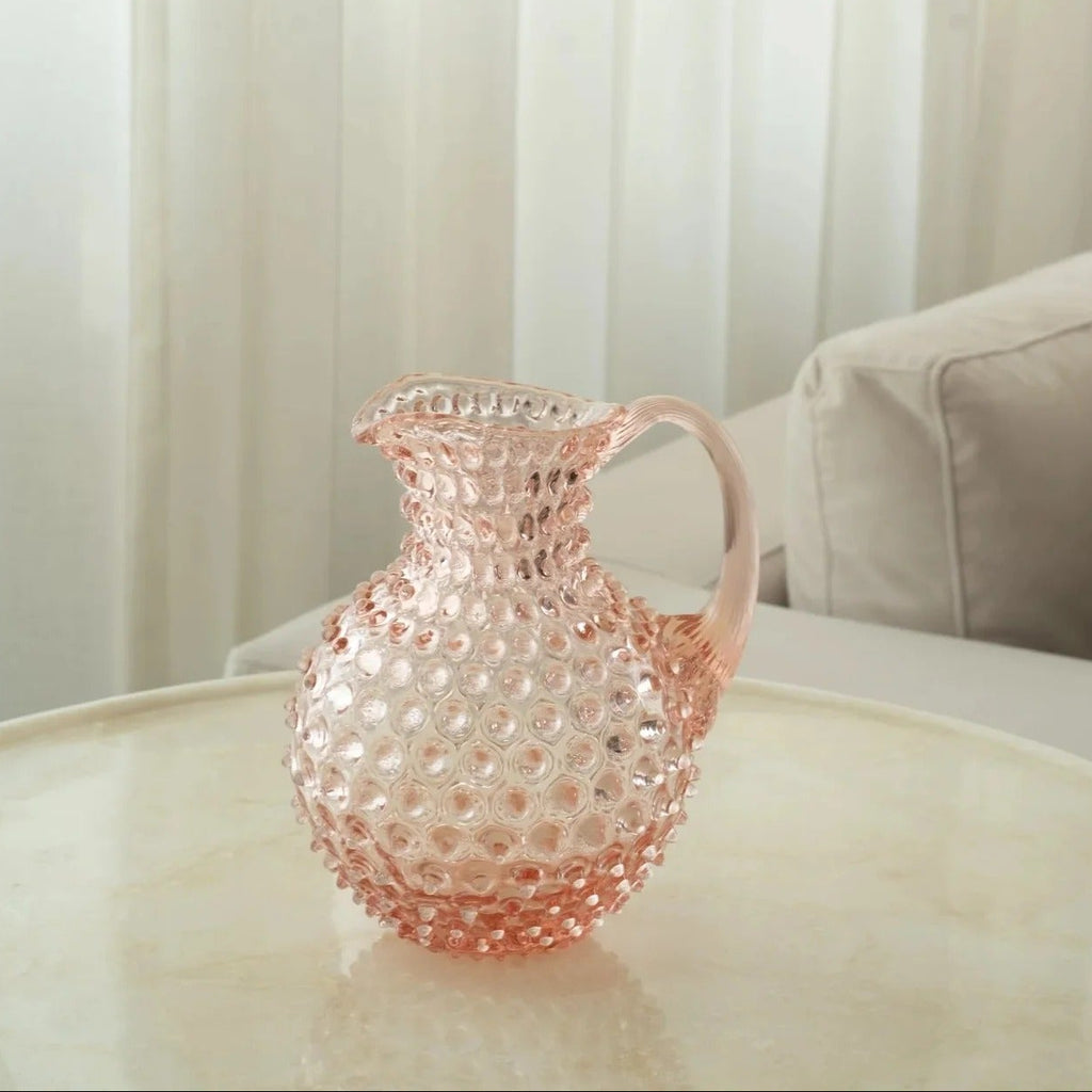 Handgeblasener Wasserkrug aus rosafarbenem Glas – Serviergeschirr mit Noppenmuster