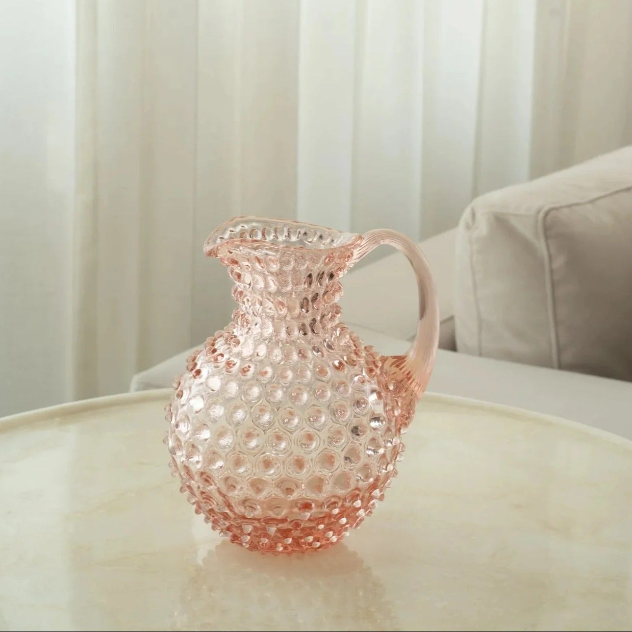 Handgeblasener Wasserkrug aus rosafarbenem Glas – Serviergeschirr mit Noppenmuster