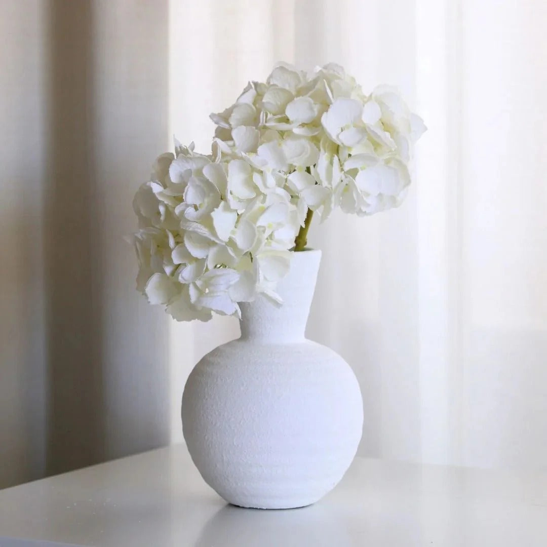 Terrakottavase in Form eines Dünenkürbisses – Organische, skulpturale Tondekoration